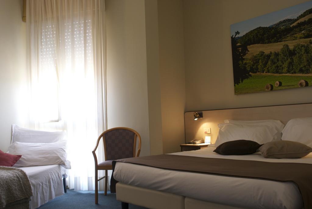Hotel Ristorante Alcide Poggibonsi Εξωτερικό φωτογραφία
