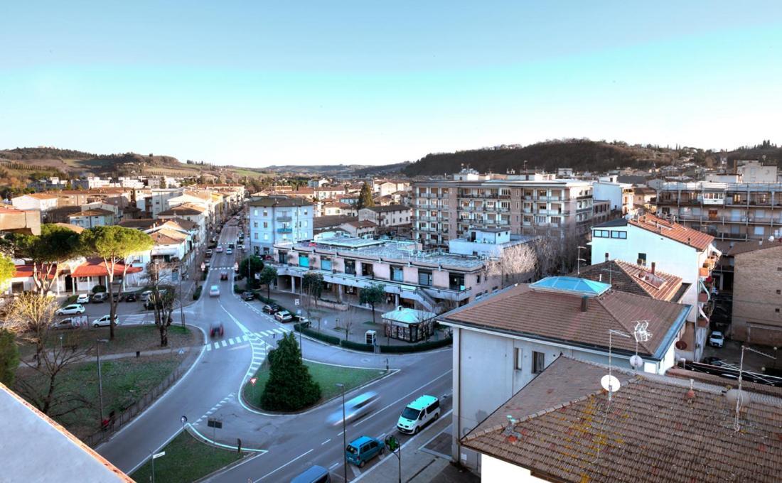 Hotel Ristorante Alcide Poggibonsi Εξωτερικό φωτογραφία